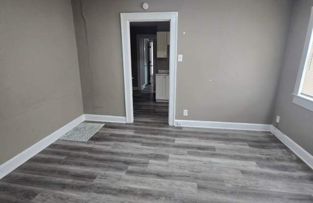 Spacious One Bedroom Duplex Near E. Michigan and Emerson Gallery 4