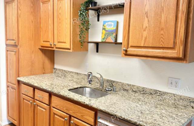 Great 1 Bedroom Condo in Kirkland with Reserved Parking! Utilities Included~ Gallery 1