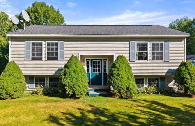 Charming 3BR House in Searsmont Gallery 1