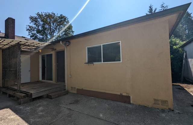 Nice 3-Bedroom, 1-Bath Duplex in Eugene! photos photos