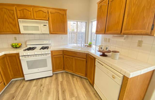 Gorgeous Home W/ Dishwasher, W/D, & Two Car Garage!! Gallery 3