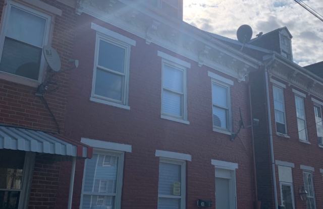 3 Bedroom House, Parking, 1st Floor Laundry-York City SD Gallery 3