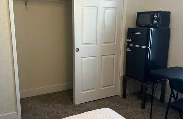 Furnished Room available in updated home - Los Banos, CA Gallery 4
