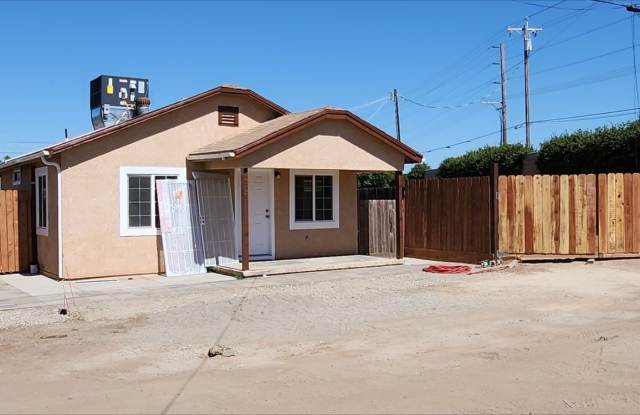 Newly Remodeled Mini Ranch 2 Bedroom Home *Additional RV Parking - 2926 Big Sandy Avenue, Merced County, CA 95348