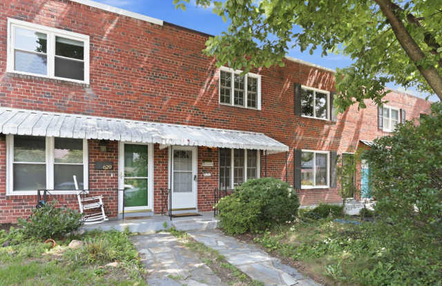 Welcome to 627 N Alfred Street, a beautifully refreshed townhome in the heart of historic Old Town Alexandria. photos photos