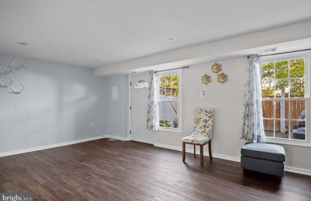 4506 ARENDALE SQUARE Gallery 3