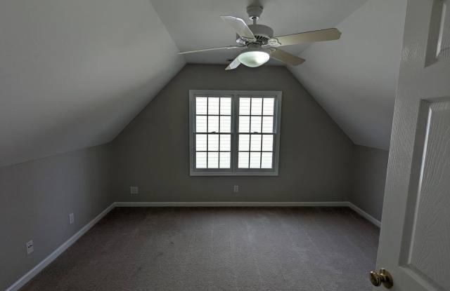 Room in 4 Bedroom House at 102 College Ave Gallery 4