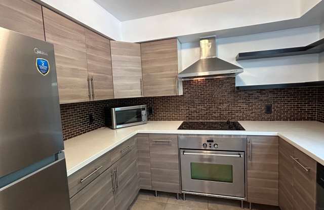 Savannah rental with 2 master bedrooms with ensuites - Conveniently located!! $1,000 OFF FIRST FULL MONTH’S RENT WITH AN ACCEPTABLE APPLICATION & CREDIT. FOR SHOWINGS PLEASE CALL REMAX ACCENT AT 912-756-5888. Gallery 4