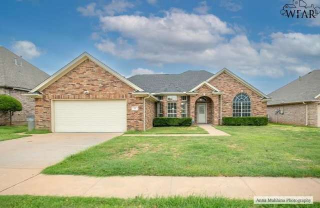 8 ST ANDREWS COURT - 8 Saint Andrews Court, Wichita Falls, TX 76309