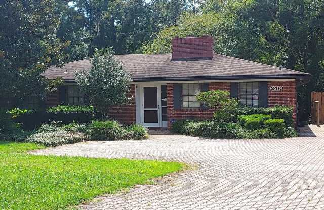 2410 CEDAR SHORES Circle Gallery 3