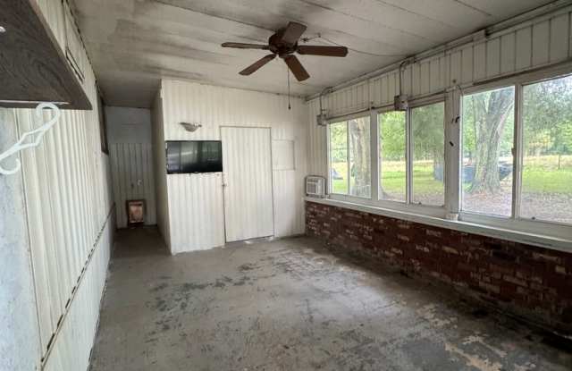 3 Bed 1 Bath Manufactured Home in Lakeland Gallery 3