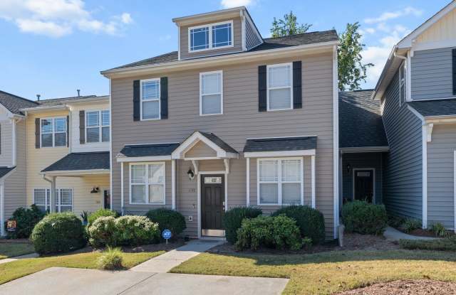 **Beautiful 4 Bed Townhome with First Floor Primary Suite** Gallery 3