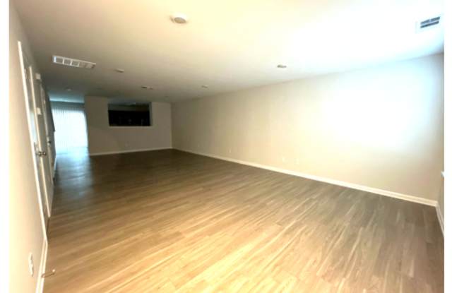 3B/2Bth Townhome - 1750 Square Feet - $1750 - No Fees Gallery 3