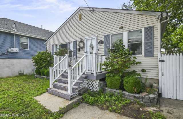 12 Bayview Avenue Gallery 2