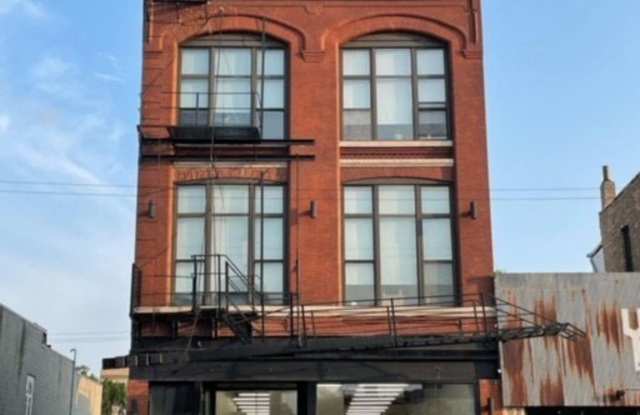 1749 W CHICAGO Avenue photos photos