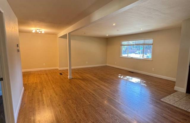 Beautiful 4 Bedroom with Direct American River Parkway Access and Pool! Gallery 3