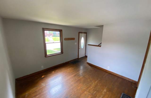North Campus 3 bedroom 2 bath unit with Laundry hookup Gallery 3