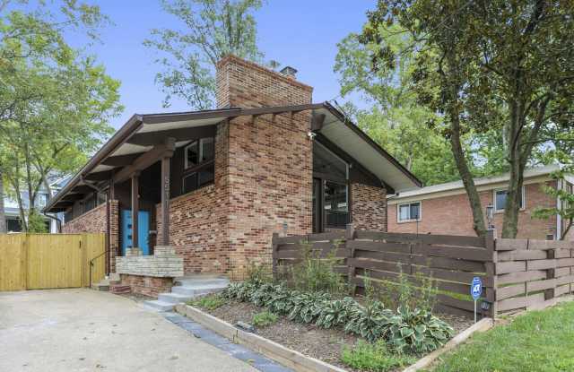 3/3 Beautiful Contemporary Home in Greenwich Forest photos photos