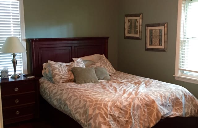 5020 W 72nd St - 5020 West 72nd Street, Prairie Village, KS 66208