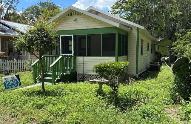 Newly renovated, no carpet 2/2 with flex room! Gallery 4