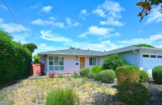 $3690 -- Charming, Centrally Located Single Family Home in Hayward photos photos