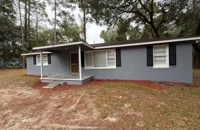 Spacious 3 Bedroom 1 Bath home with Appliance and Washer/Hookup. photos photos