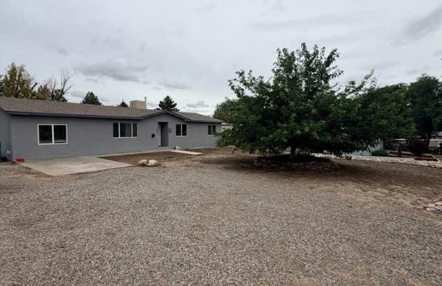 3 bed, 2 bath, 2 living spaces, Aztec NM Gallery 1