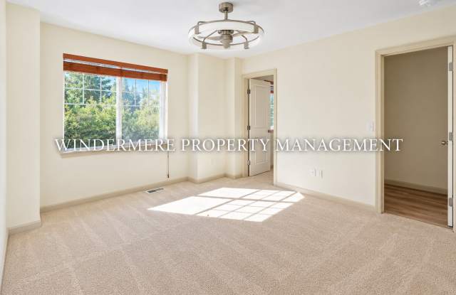 Spacious Town home in a convenient CK location, close to schools, shops, and freeways Gallery 4