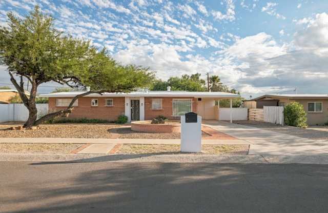 Spacious 3-Bedroom Home Near Shopping centers, Mall and Restaurants! Gallery 1