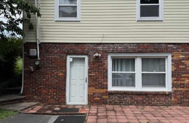 Knoxville 37921 - 1 bed 1 bath downstairs apartment - call Troy Adams 865-233-6949 photos photos