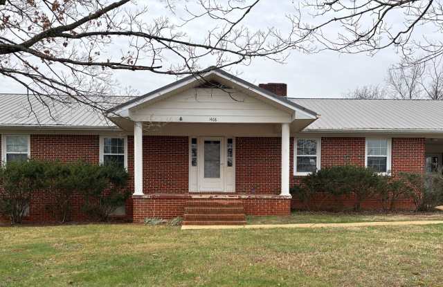 Large 4 Bedroom House in Quiet Country Setting photos photos