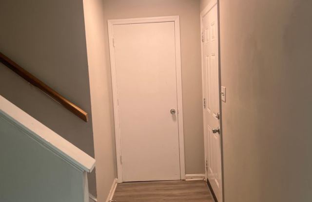 Spacious 3 Bedroom Townhome * One Months Rent Free* Gallery 3