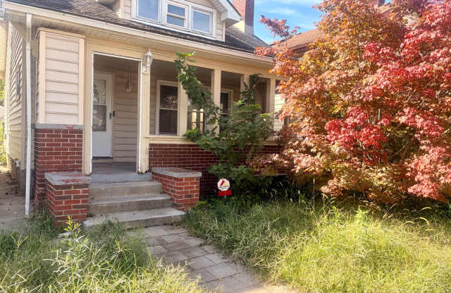 ✨ Spacious 3-Bedroom Home with Flexible Bonus Space, Basement & Detached Garage | South Linden | $1,500 Gallery 1