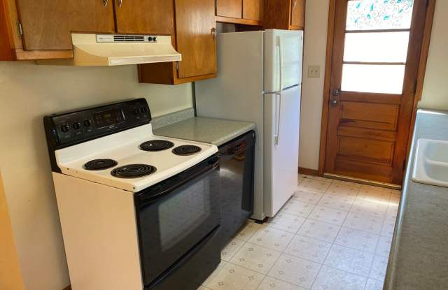 4-Bedroom 1.5 Bath Single-Family Home With Huge Back Yard Gallery 3