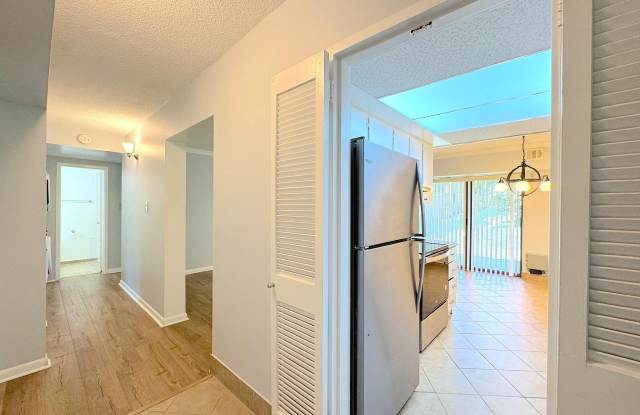 11606 STONEVIEW Square Gallery 2
