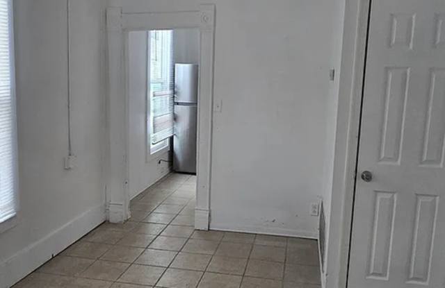 Two bedroom two bathroom house in Springfield with a covered porch, tall ceilings and updated kitchen Gallery 4