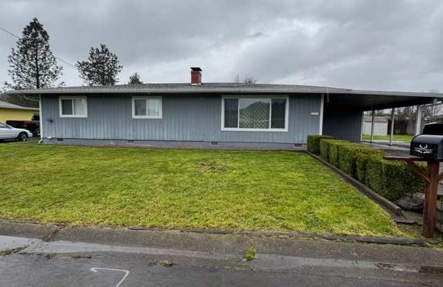 Winston 3 bedroom 2 bath with large storage shed and carport - 401 Northwest Tumlin Avenue, Winston, OR 97496