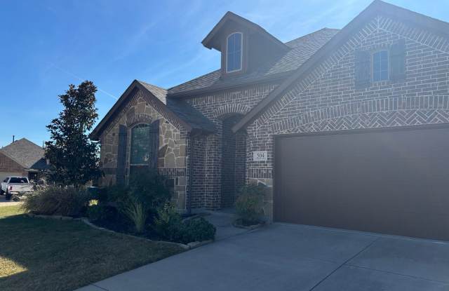 Beautiful 3/2/2 Minutes from Sherman's Town Center! - 504 Endicott Drive, Sherman, TX 75092