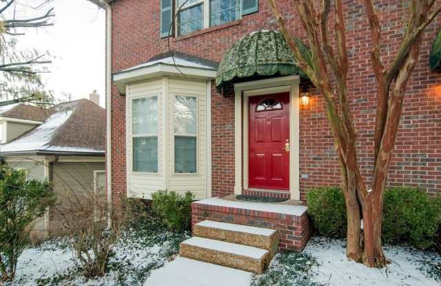 Beautiful 2BR/1.5BA home in a prime location within walking distance to West End and Vanderbilt University. Gallery 4
