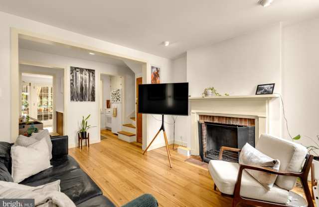 217 E CHURCHILL Street Gallery 4