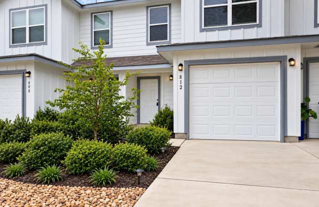 ONE MONTH FREE RENT WITH AN 18-MONTH LEASE! Modern 3-Bedroom Quadplex in Hunters Ranch | Open-Concept Living, Granite Kitchen & Private Fenced Backyard! Gallery 3