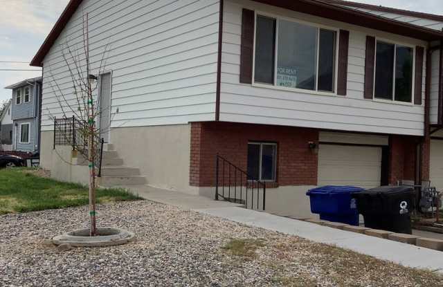 $500 OFF FIRST MONTH'S RENT - Spacious and bright 3-bedroom, 2-bathroom home available in a family-friendly neighborhood photos photos