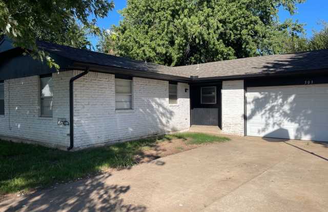 Great 3 Bed 2 Bath in Yukon! - 303 Annawood Drive, Yukon, OK 73099
