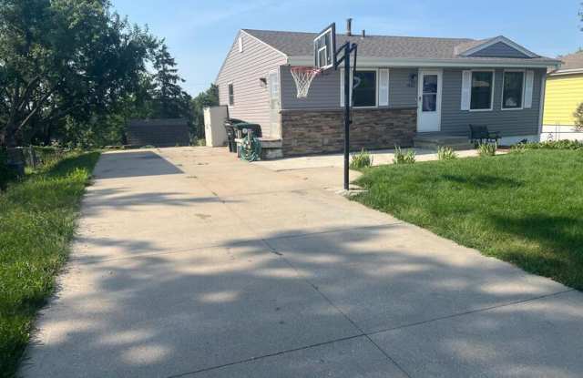 9141 Grand Ave - 9141 Grand Avenue, Omaha, NE 68134
