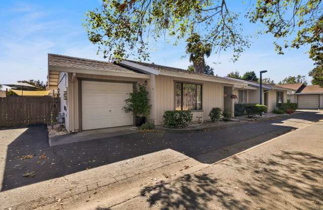 Rental Home in Davis CA | Attached Garage, Backyard & Washer/Dryer Hookups Gallery 4