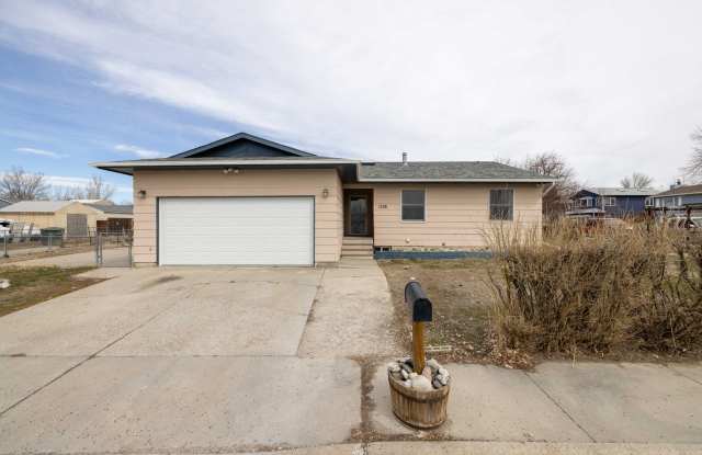 Large updated 4 bedroom 3 bath home in Laurel photos photos