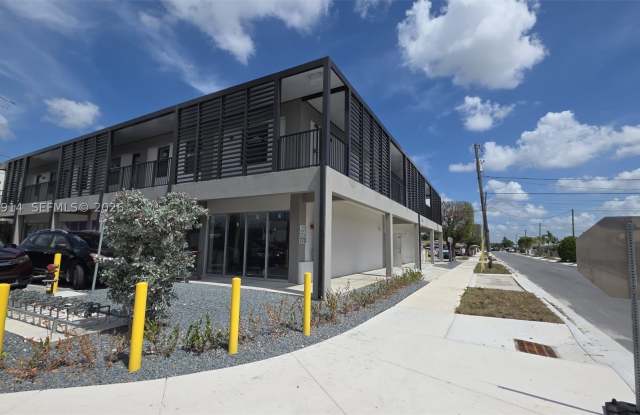 4124 E 8th Ct Gallery 2