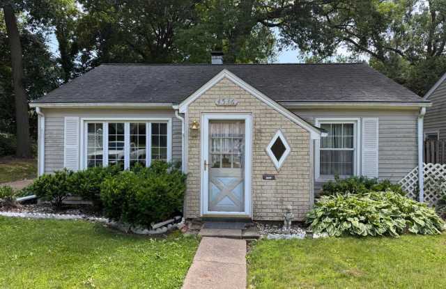 Cozy 2-Bedroom House with a Large Space! - 4536 23rd Avenue, Rock Island, IL 61201