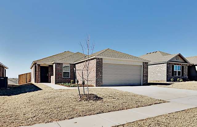 Very Nice 3 Bedroom 2 Bath Home in Mustang Schools Gallery 1