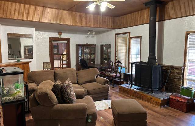 Spacious 4BR House in Brownsboro Gallery 3